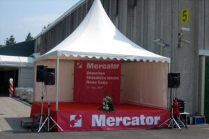 INAUGURACIJE: Pagoda šator u sustavu s mini pozornicom.